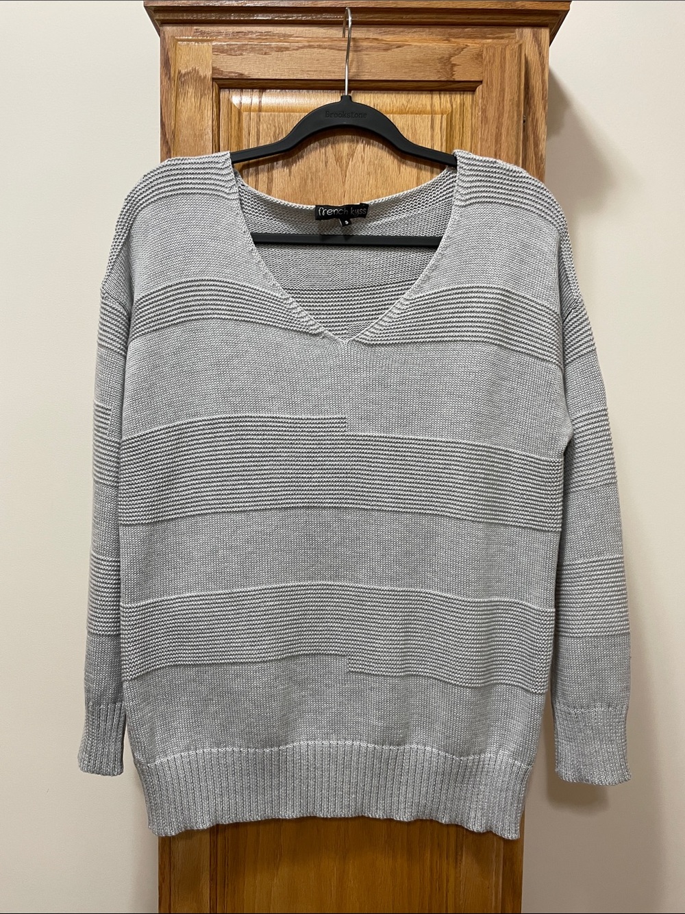 french kyss Light Gray Striped V-Neck Sweater Size Small